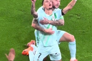 敢襲擊圓神！安東尼慶祝時遭球迷扔水瓶