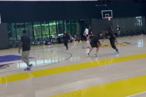 也是個防守大閘的苗子？湖人新秀阿杜這防守腳步蠻扎實的