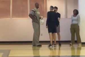 天賦最炸裂的男人！伊巴卡現身雷霆訓練場，與工作人員熱聊