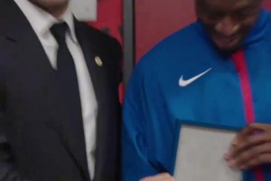 喜感！登貝萊水瓶當話筒發表獲獎感言！