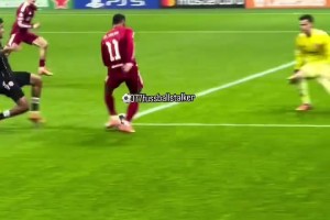 網友：又菜又獨！球迷現場實拍薩拉赫無視空門的維爾茨