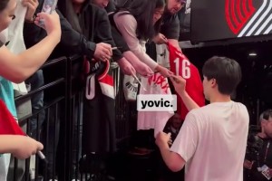 很多中國球迷觀戰首秀啊！楊瀚森為球迷送上簽名并耐心互動~