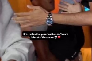 小孩哥火氣大！亞馬爾直播中抱起女友晃動，被女友打臉