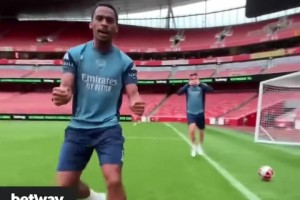 太不可思議了！廷貝爾就像定海神針一樣接住了這個神奇的傳球