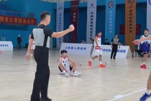 一個進攻犯規一個違體，這倆吹罰你怎么看？