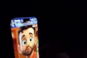 夜幕降臨，刷視頻的瓦科看到了可愛的自己