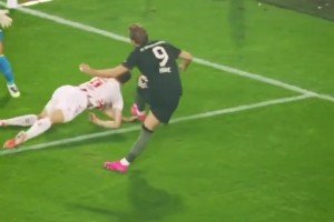 這就是神鋒！凱恩高難度破門我玩游戲都踢不出來這種