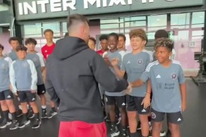梅西向邁阿密國際足球學院的孩子們展示了他的第八座金球獎