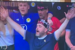 就是這么巧！看臺男球迷摸女子胸部被鏡頭剛好拍到