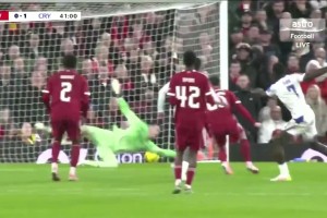 利物浦落后！鐮田大地挑傳戈麥斯解圍不遠，薩爾抽射破門