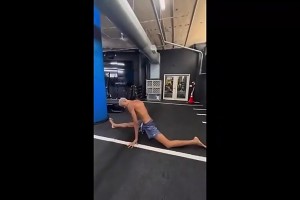 這什么逆天柔韌性？2米24文班嘗試一字馬，看得我小腦萎縮了