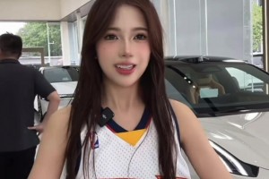 抽象了！一位賣車女主播 通過穿庫里球衣奇葩運球吸引流量