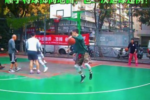 搶到籃板之后順手將球擲向地面 算二次運球違例嗎？