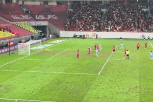 十分炸裂！現場球迷實拍何超飛火流星破門