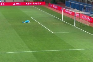 是演還是確實菜？國內門將離譜失誤丟球時刻！我要笑出淚了！