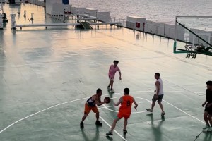 泰坦尼克號上打球？網友曬視頻：航海工作一天了打打球解悶