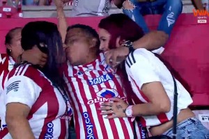 是鈔能力嗎？這位哥倫比亞男球迷是如何做到的？