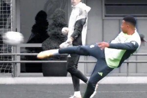 感受一下歐洲金靴的實力！姆巴佩訓練中精彩凌空抽射