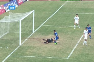 隊友完全沒想到！中甲遼寧鐵人門將送禮式“脫手”導致球隊被絕平