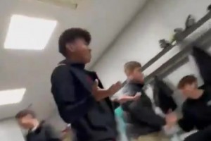 22年世界杯摩洛哥淘汰西班牙后，亞馬爾穿著摩洛哥球衣嘲諷隊友