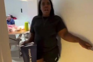 沒隱私啦！維尼修斯女友拍下小熊在馬德里家里睡覺的畫面~