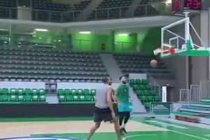 這天賦誰頂得住啊？16歲的文班在訓練中，可以隨便單吃戈貝爾