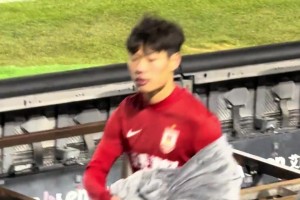 實拍：慘敗國安后，長春亞泰球員賀一然面對球迷指責做出這個動作