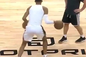 文班這雙手控球的視頻在外網火了！這是什么身體協調性啊
