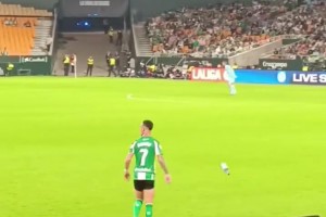 安東尼準備喝水時球隊發起進攻，立馬扔了水瓶，隨后助攻隊友破門