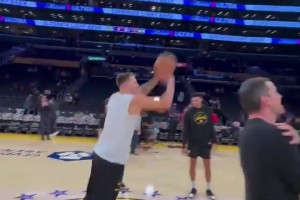 哪有軍訓教官的東契奇賽前飆中圈三分，助教們俯臥撐愿賭服輸