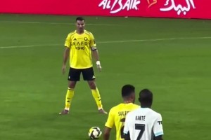 會懷念曾經無所不能的自己嗎？C羅任意球主罰前默默給自己鼓勁！