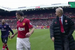 在范佩西加盟曼聯后首次與阿森納相遇時，后衛桑托斯與他交換球衣