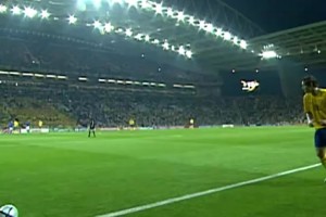 2004年歐洲杯，伊布打進載入史冊的蝎子擺尾