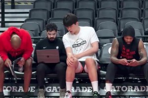 進步顯著！楊瀚森無需翻譯陪同，直接與助教復盤錄像&參與訓練！