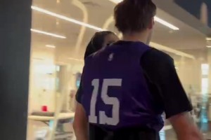 記者問湖人球員的生涯最高得分，每個人幾乎都是學生時期拿到的最高分，除了東契奇