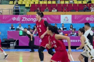 這比賽從跳球開始就結束了！張子宇站著跳球，對手直接放棄