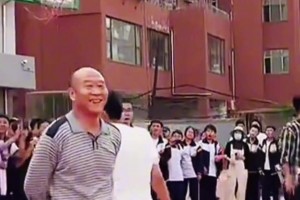 中學師生籃球賽上，56歲數學老師盲投進球實現絕殺，全場沸騰！