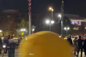 約基奇拿下超級大三雙，掘金球迷賽后在馬路上慶祝