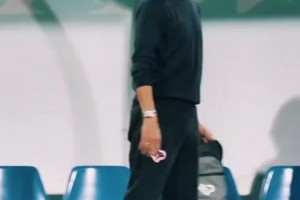 場邊激情慶祝！九爺已是滿頭白發