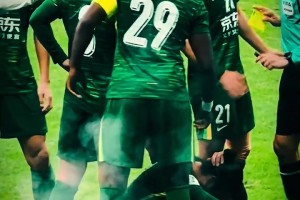 疼！實拍：張玉寧與對手發生小沖突后，一直捂著自己的后腦勺