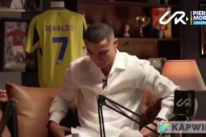 摩根錘了錘C羅的腹肌：...嗯，就像在敲花崗巖