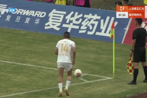 銅梁龍2-0！萊昂納多頭球破門后向場邊球迷比心