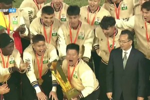 功不可沒！遼寧鐵人冠軍教頭李金羽舉起中甲冠軍金杯