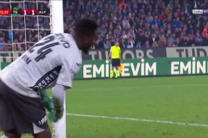 沒辦法！對手遠射世界波，奧納納目送皮球入網