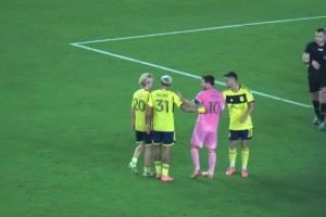 惹怒球王的后果！對手和梅西起爭執，后果就是被梅西穿襠兩次